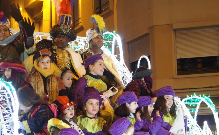 Caballos alados y más de 1.500 kilos de caramelos en la Cabalgata de Reyes de Cuenca