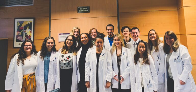 14 universitarios estadounidenses se forman en el Hospital Virgen de la Luz con el programa «Atlantis»