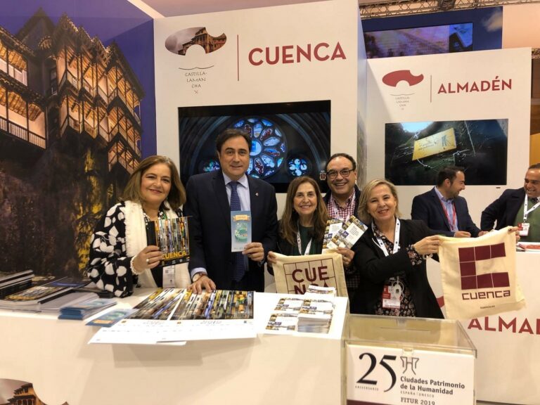 Guías turísticas, calendarios y planos de la ciudad de Cuenca, entre el material repartido en FITUR 2019