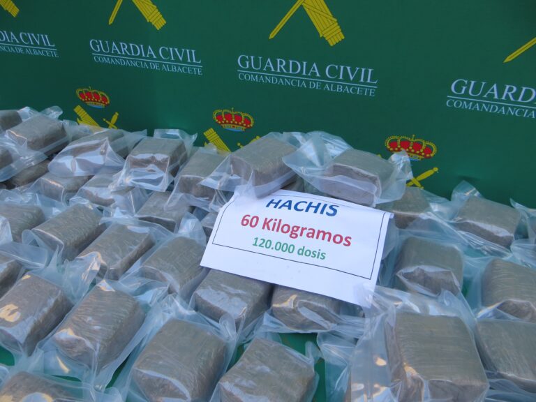 Pillados por la Guardia Civil de Albacete con 60 kilos de hachís en la autovía A-43