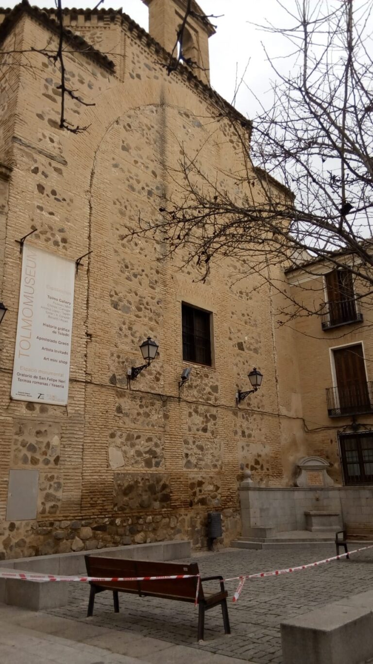 Cerrado el paso a peatones en la toledana plaza de Amador de los Ríos por desprendimientos en San Felipe Neri