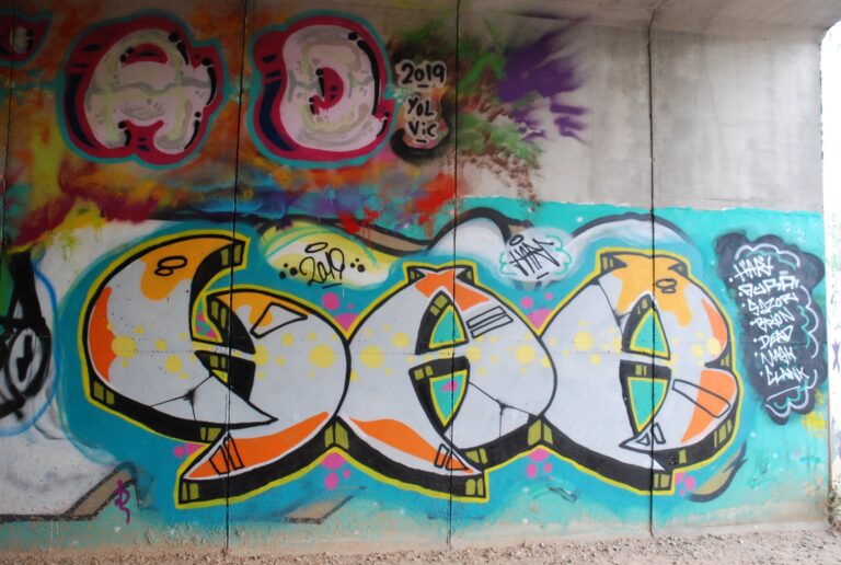 Tres jóvenes, investigados en Cuenca por hacer grafitis en un puente de la CM-2110