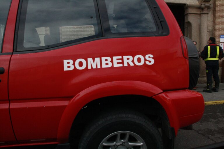 Bomberos rescatan a una persona en un piso en el que se había declarado un incendio en Villaluenga Bomberos rescatan a una persona en un piso en el que se había declarado un incendio en Villaluenga