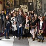 El diputado Dionisio Vicente recibe a los participantes en una visita al Palacio Provincial organizada por CEPAIM