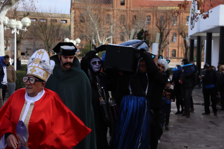 Manzanares despide el Carnaval con un «no entierro» de la ‘Sardina’ Manzanares despide el Carnaval con un «no entierro» de la ‘Sardina’