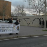Miembros de Jusapol protestan a la entrada de Pedro Sánchez al mitin de Ciudad real