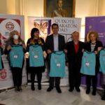 El presidente de la Diputación recibe la camiseta de la 7ª Carrera de la Mujer de Ciudad Real que se celebra el domingo
