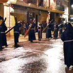 La lluvia no pudo detener el estremecedor silencio de la «Procesión de las Cadenas en Tomelloso»