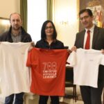 El presidente de la Diputación conoce el proyecto «700 camisetas contra la leucemia»
