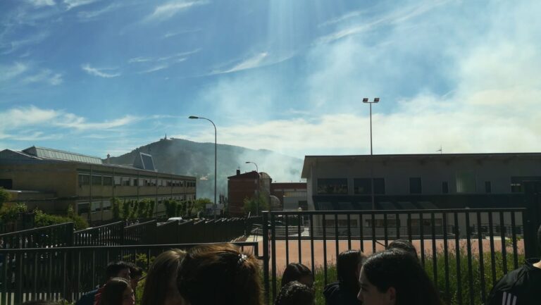 Un incendio de pelusa de chopo provoca la evacuación del IES San José de Cuenca