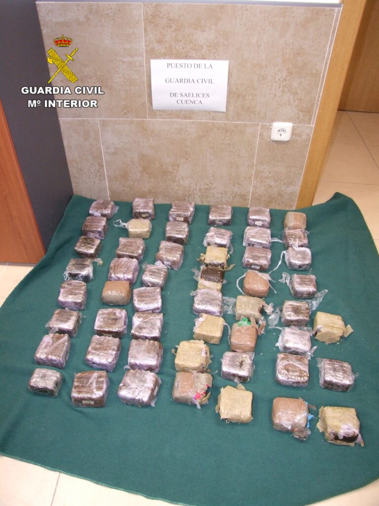Sorprendidos en Montalbo con más de 25 kilos de hachís en su coche