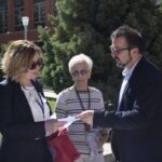 Dionisio Vicente entrega a voluntarias de Fibroreal el donativo de la Diputación con motivo del Día Mundial de la Fibromialgia