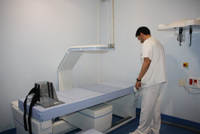 Un nuevo servicio para medir la densidad de los huesos en el Hospital de Cuenca