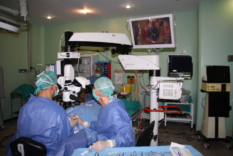 Realizada con éxito la primera implantación de anillos intracorneales para tratar el queratocono en el Hospital de Cuenca