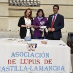Caballero escucha las reinvindicaciones de la Asociación de Lupus de Castilla-La Mancha en el Día Mundial de esta enfermedad