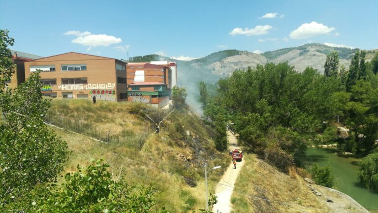 Dos institutos de Cuenca, evacuados tras un incendio en la ladera del Júcar
