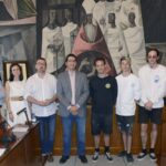 Caballero recibe a Nychos, el mejor artista urbano del mundo en anatomía animal que pintará el silo de Porzuna