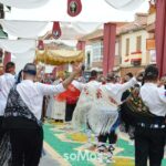 De espaldas, 12 hombres danzan custodiando el Cuerpo de Cristo en Porzuna