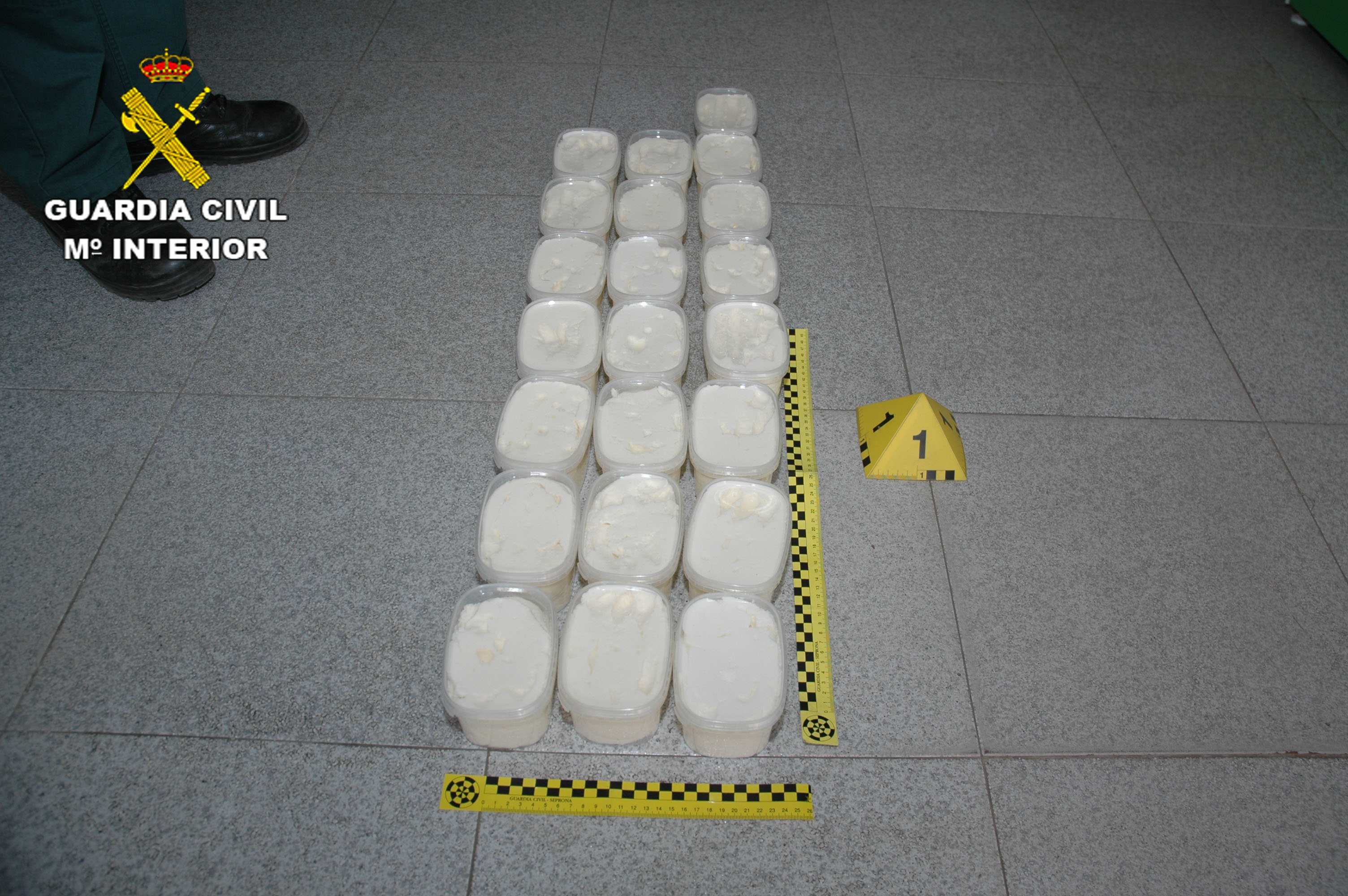 Investigados tras encontrar 22 tarrinas con un producto blanco y pastoso en un establecimiento conquense