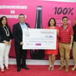 Una cooperativa de Castilla-La Mancha entrega un cheque de 21.000 euros para la investigación del cáncer de mama