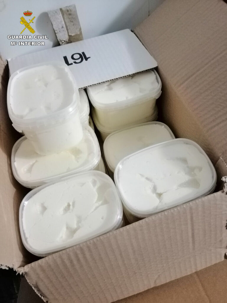 Investigados tras encontrar 22 tarrinas con un producto blanco y pastoso en un establecimiento conquense
