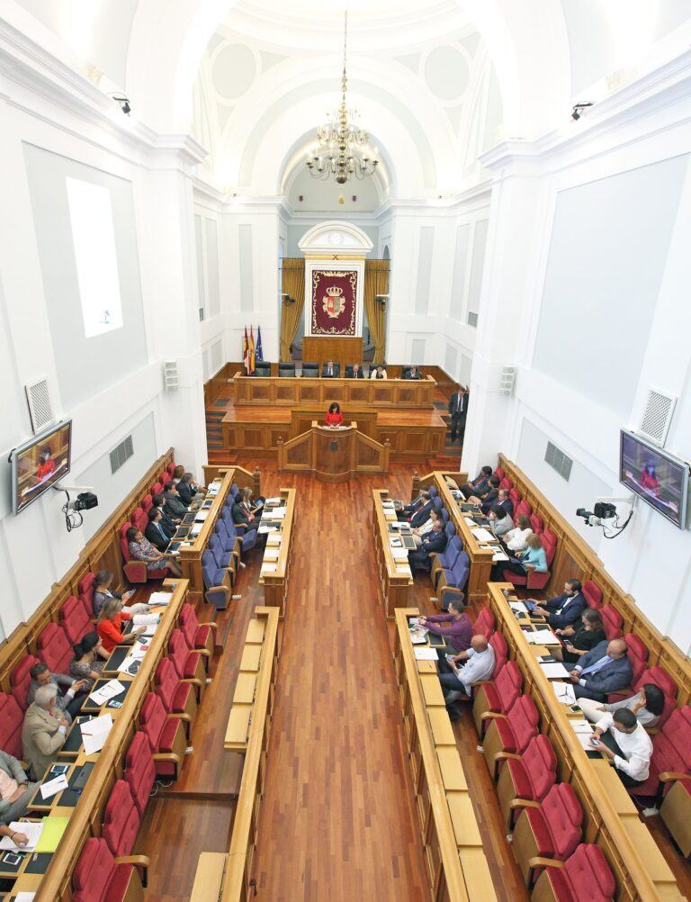 Cortes aprobarán el lunes la propuesta de PP y PSOE para que diputados recuperen salario y tengan dedicación exclusiva