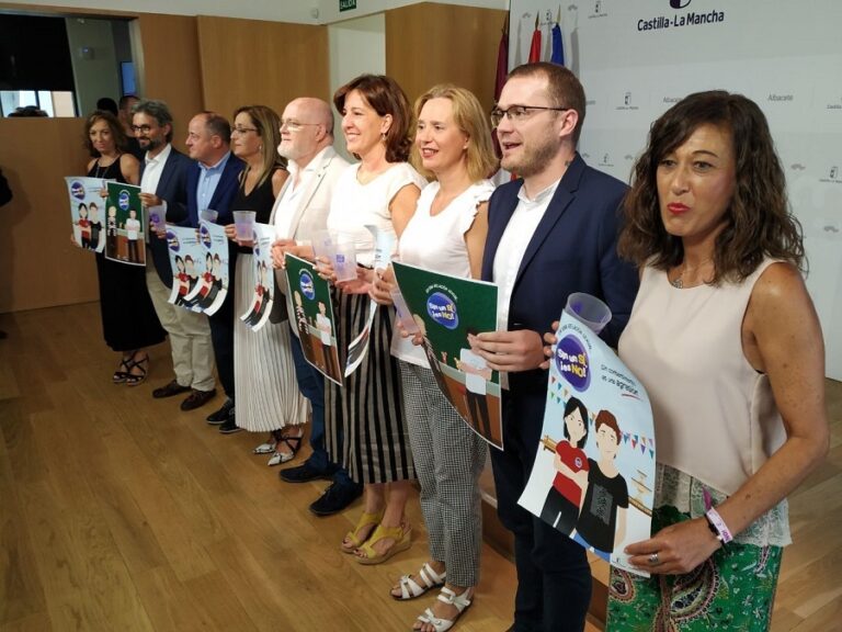 ‘Sin un sí, ¡es no!’ repetirá en la Feria de Albacete con 95.000 vasos y Misiones Pedagógicas contra agresiones sexuales