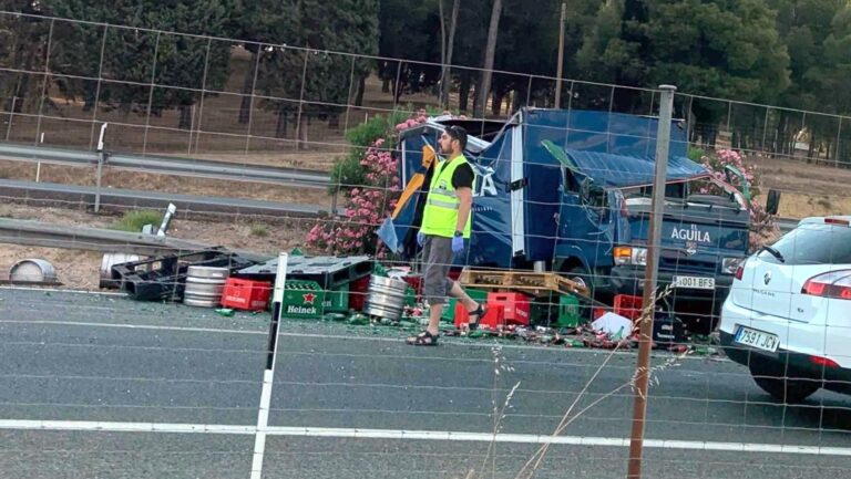 Un camión que transportaba cervezas se sale de la vía cerca de Toledo
