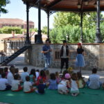 Los niños de Socuéllamos se unen para disfrutar de la actividad «La biblioteca se sale»