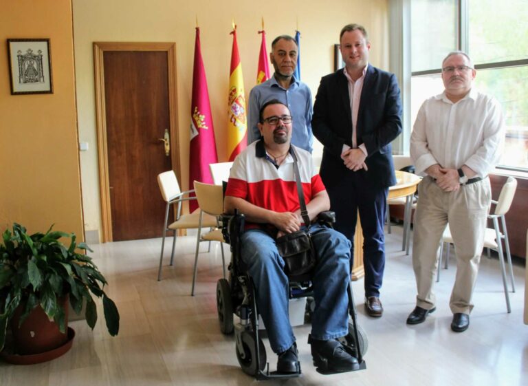 El alcalde de Albacete reafirma su compromiso con Aidiscam para hacer una ciudad más inclusiva