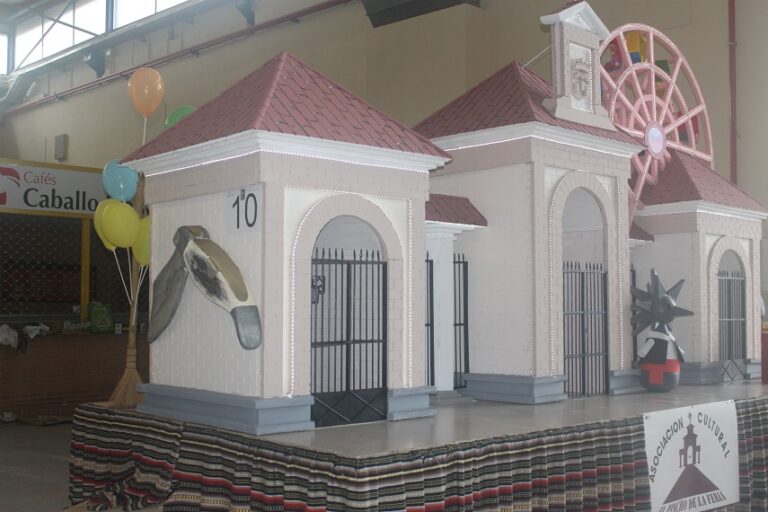 Una recreación de la Puerta de Hierros y un homenaje a la Radio ganan el concurso de carrozas de Albacete