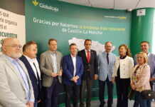 Emiliano García-Page y Vicente Casañ, en el stand de Globalcaja en la Feria de Albacete