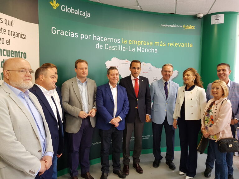 Emiliano García-Page y Vicente Casañ, en el stand de Globalcaja en la Feria de Albacete