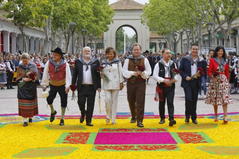 Unas 15.000 personas participan en la ofrenda floral a la Virgen de Los Llanos en Albacete