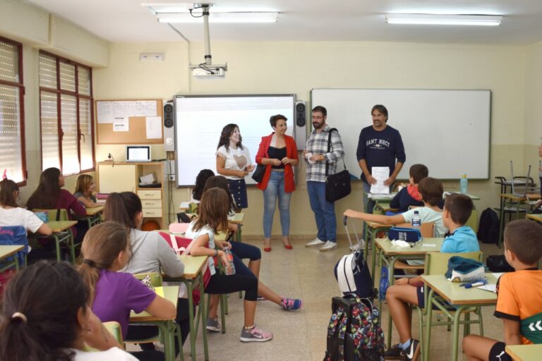 La alcaldesa y el concejal de educación visitan los colegios de Socuéllamos para dar la bienvenida al nuevo curso La alcaldesa y el concejal de educación visitan los colegios de Socuéllamos para dar la bienvenida al nuevo curso
