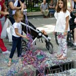 La tradicional 'Batalla de Flores' llena de confeti y de color las calles de Albacete