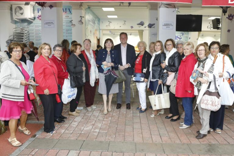 El alcalde acompaña a la Asociación de Mujeres, Usuarios y Consumidores en su tradicional encuentro ferial