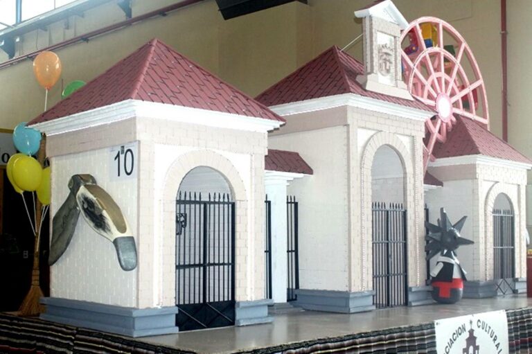 Una recreación de la Puerta de Hierros y un homenaje a la Radio, premiados en el concurso de carrozas de la Cabalgata