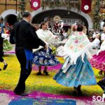 Emoción, color y muchas flores en la Ofrenda a la Virgen de los Llanos en Albacete