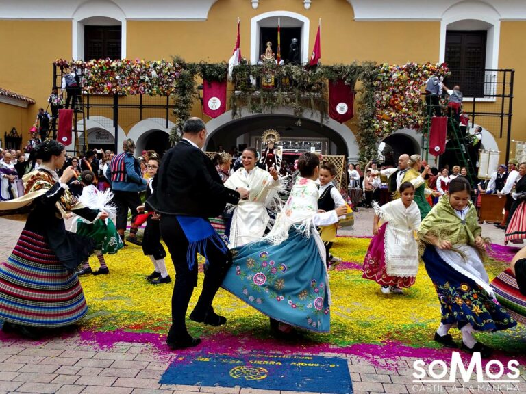 Emoción, color y muchas flores en la Ofrenda a la Virgen de los Llanos en Albacete