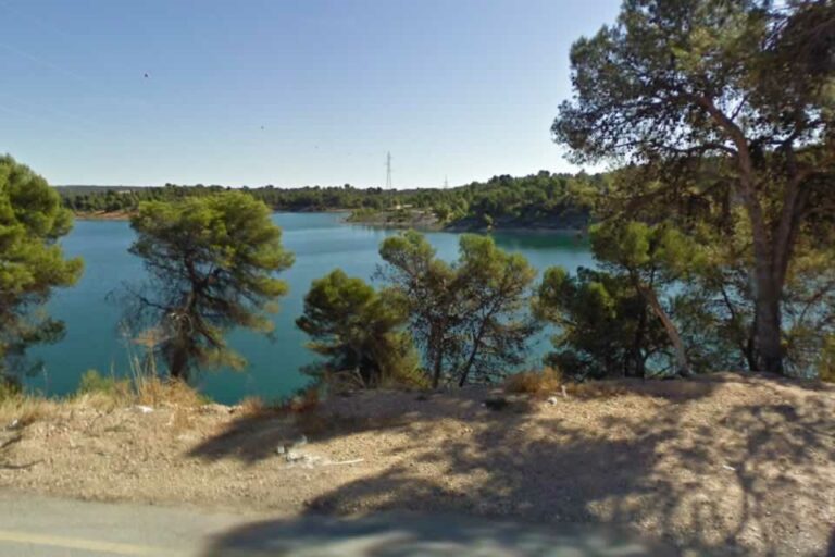 Fallece una mujer tras caer un vehículo al embalse de Alarcón