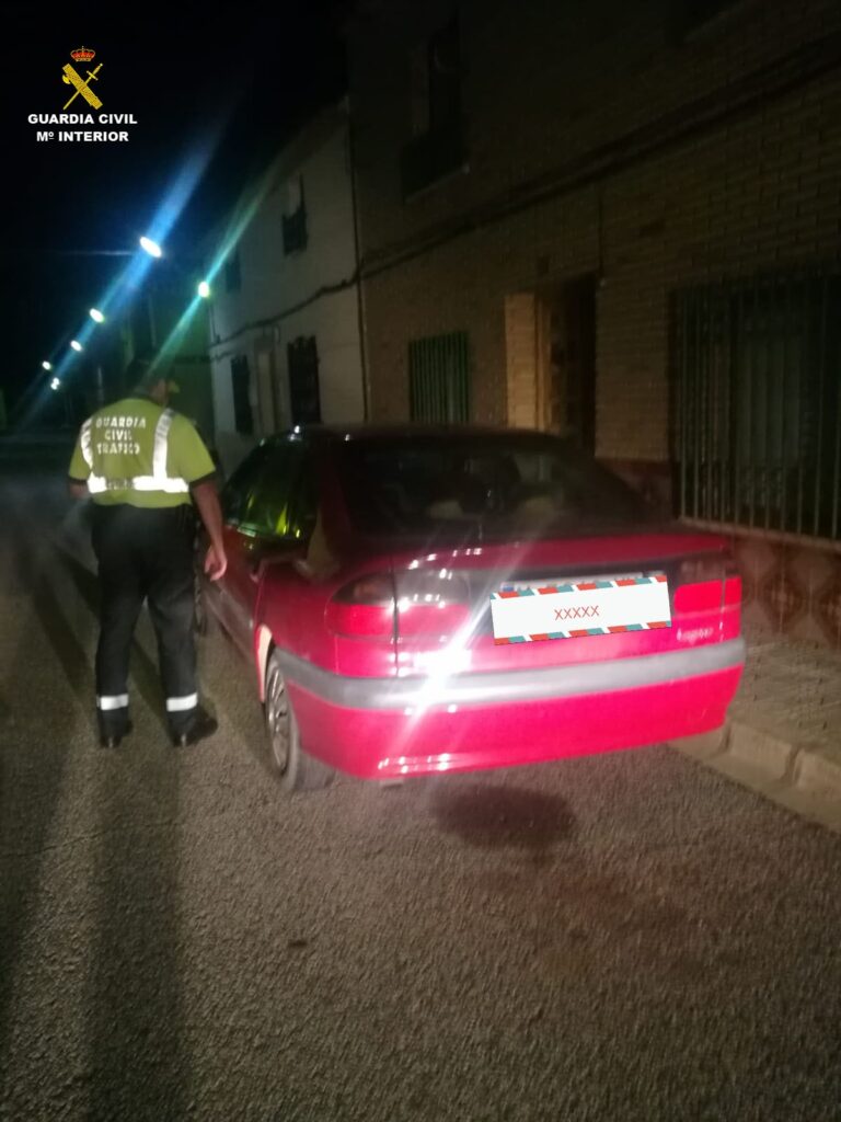 Conducía en sentido contrario, sin carné y ebrio por la AP-36 en Las Pedroñeras