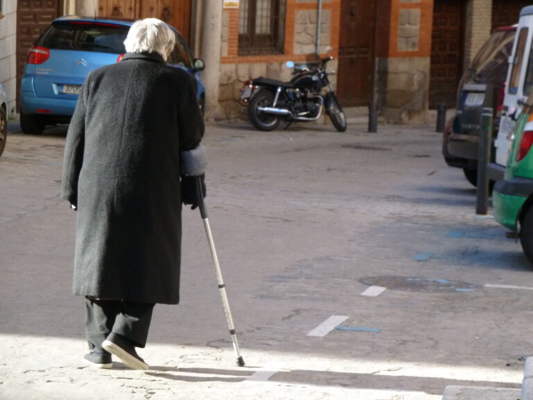 Más de 5 meses para esperar, de media, una resolución de dependencia en Castilla-La Mancha