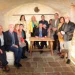 Olivier Herrera presentó en la Casa de Medrano su libro de poemas dedicados a Esther Koplowitz