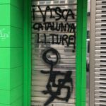Una esvástica tachada o un símbolo feminista, entre las pintadas que han aparecido en la nueva sede de Vox en Cuenca