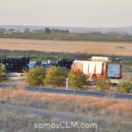 El vuelco de un camión de mosto provoca el corte de la autovía de los Viñedos a escasos kilómetros de Tomelloso