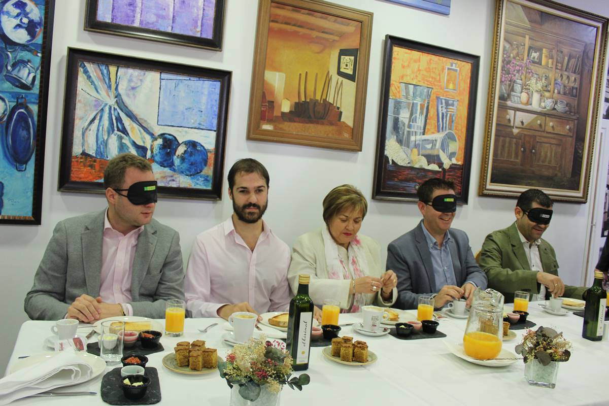 Un "Desayuno a Ciegas" para empatizar con las personas con discapacidad visual