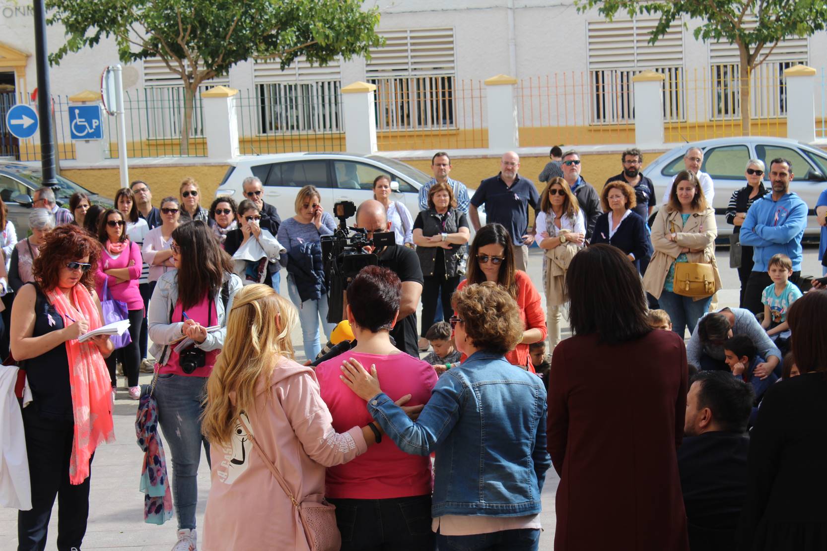 Un gran lazo rosa y un manifiesto para conmemorar el Día contra el Cáncer de Mama en La Roda