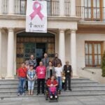 El lazo rosa de la lucha contra el cáncer de mama ya luce en el balcón del Ayuntamiento de Socuéllamos