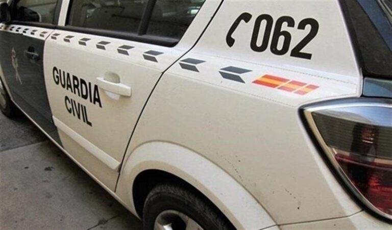 Un autobús con casi 50 pasajeros queda atrapado por el barro a su paso por Saelices